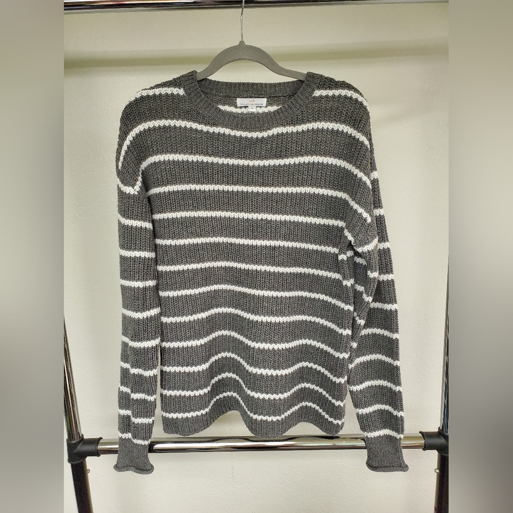 Baileys Blossoms gray and white striped sweater women's medium
